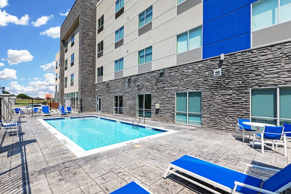 Holiday Inn Express And Suites Denton Sanger 1/34