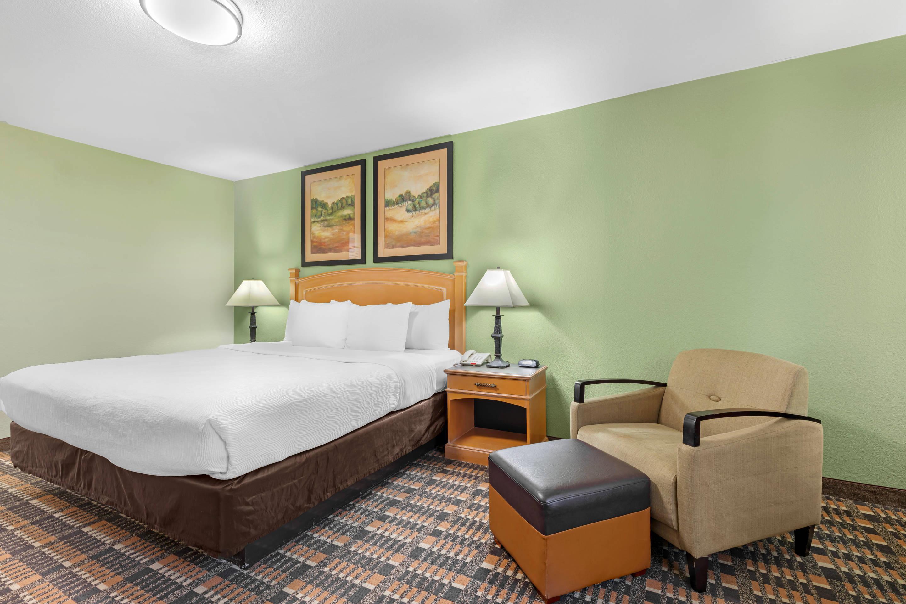 غرفة بسرير كينج، QUALITY INN AND SUITES PLANO EAST RICHARDSON 5/8