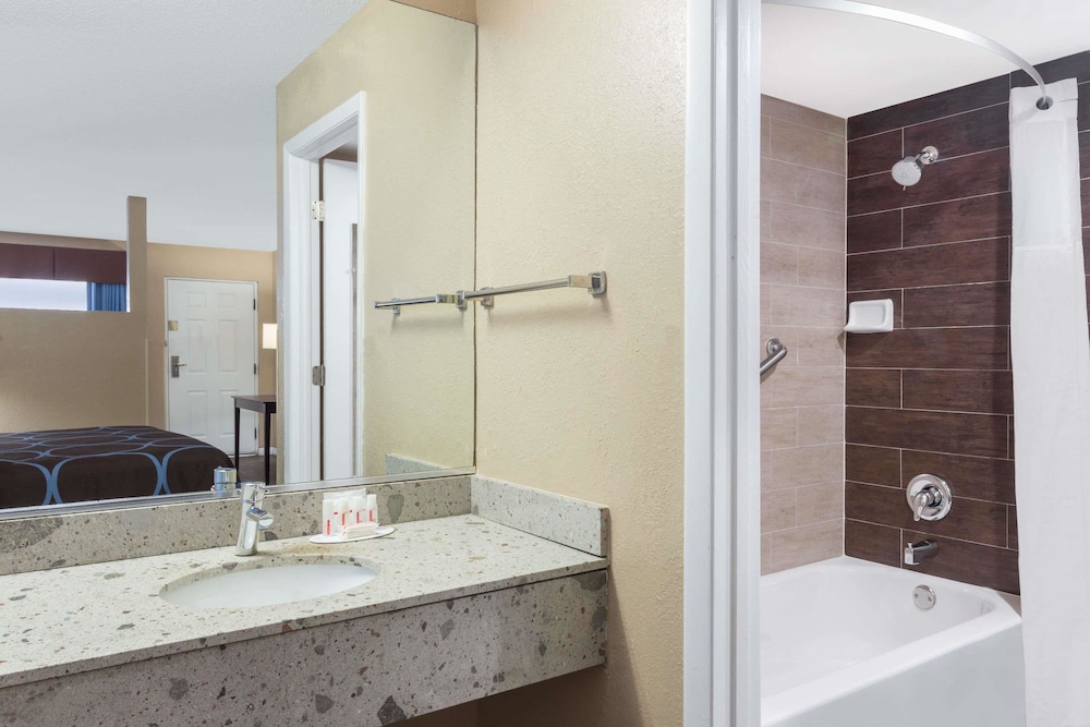 Super 8 by Wyndham Ellenton Bradenton Area 15/29