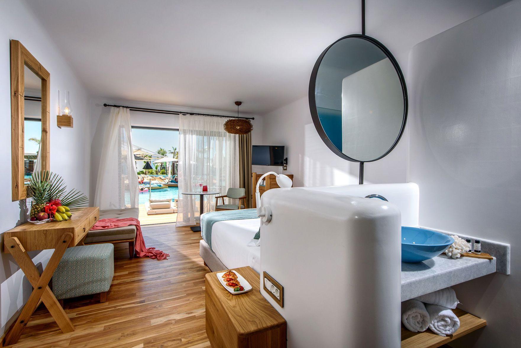 Luxury, Shared Pool