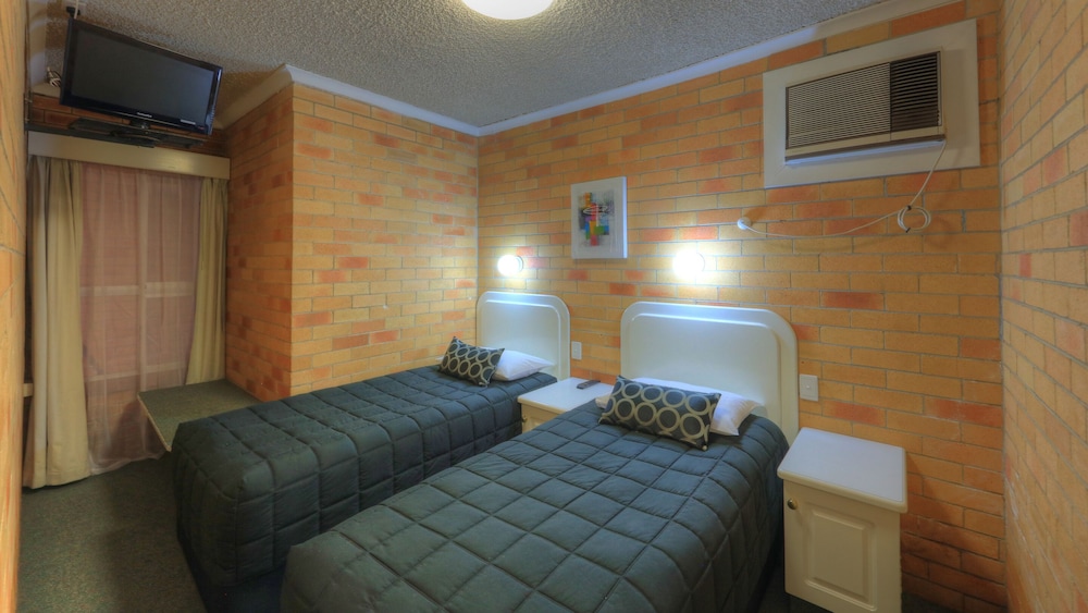 COUSINS MOTOR INN 27/62