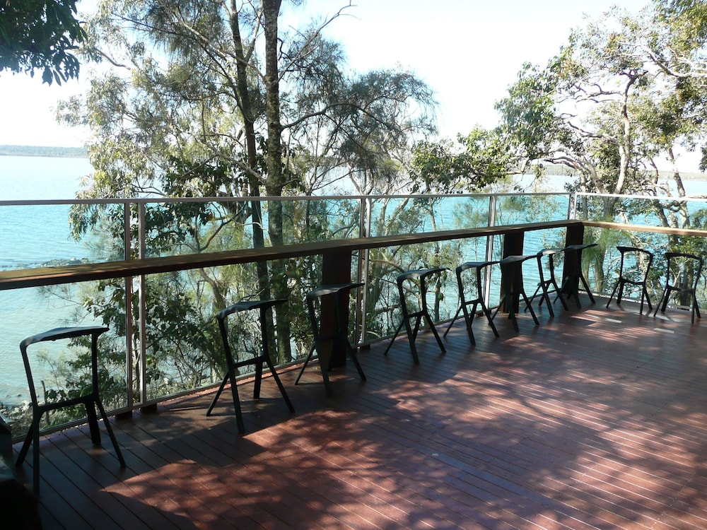 EUMARELLA SHORES NOOSA LAKE RETREAT 8/65