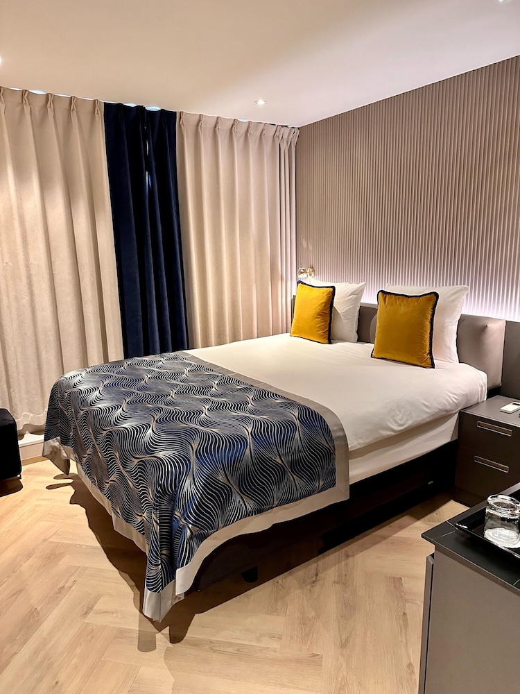 SEMI BASEMENT, BASIC, DOUBLE BED