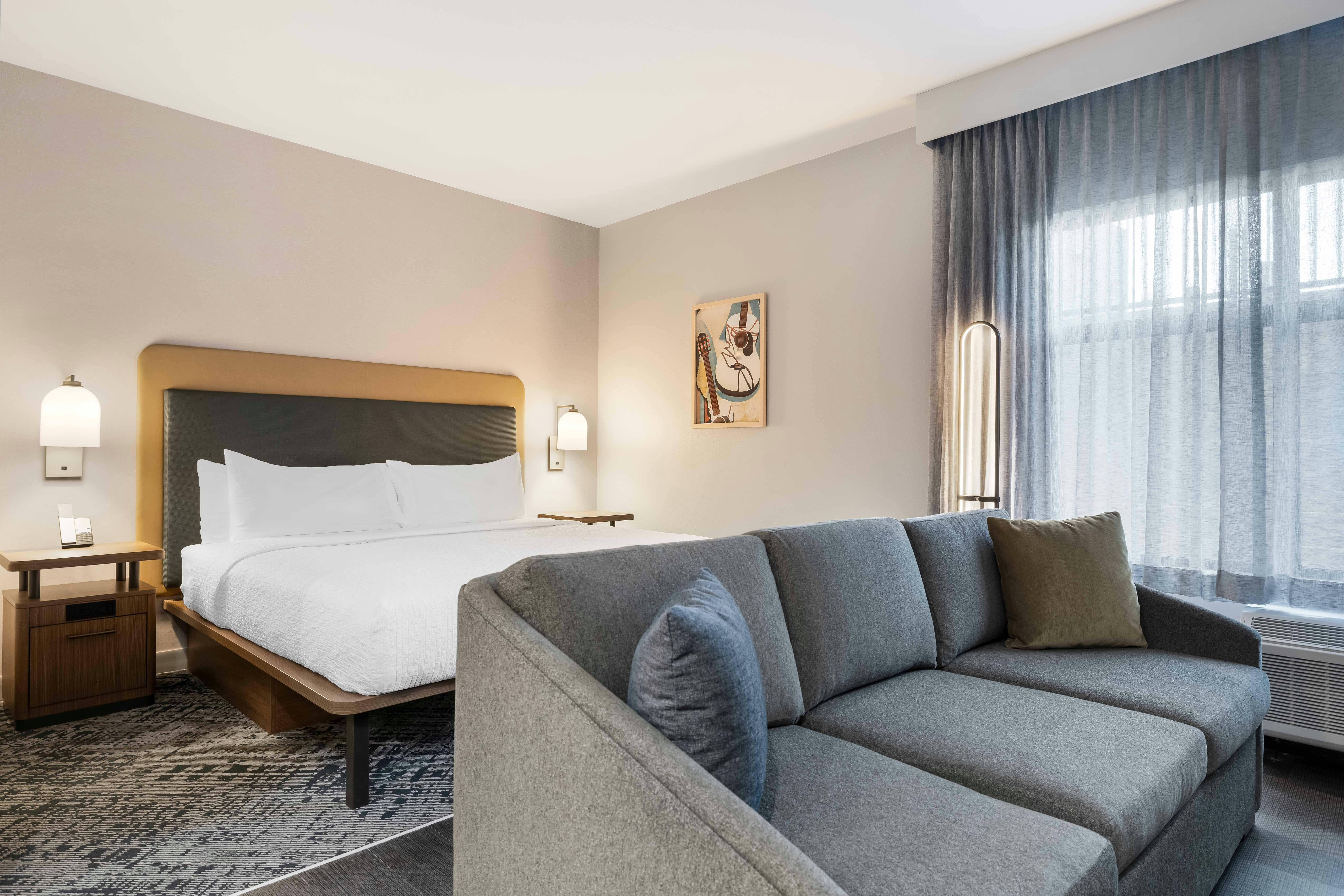 STUDIO, SUITE, KING BED