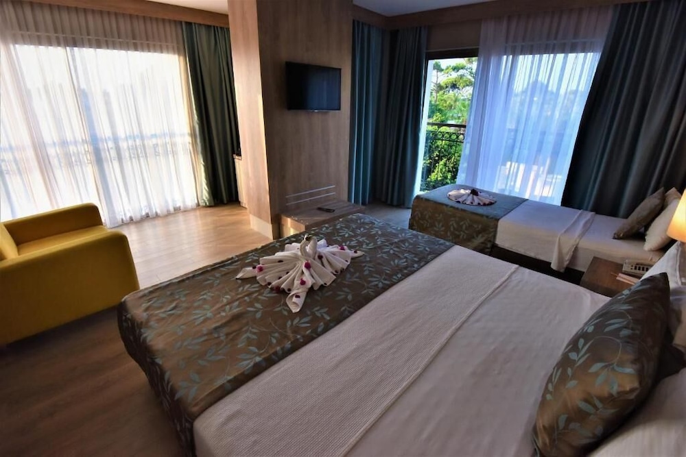 Lucida Beach Hotel 24/37