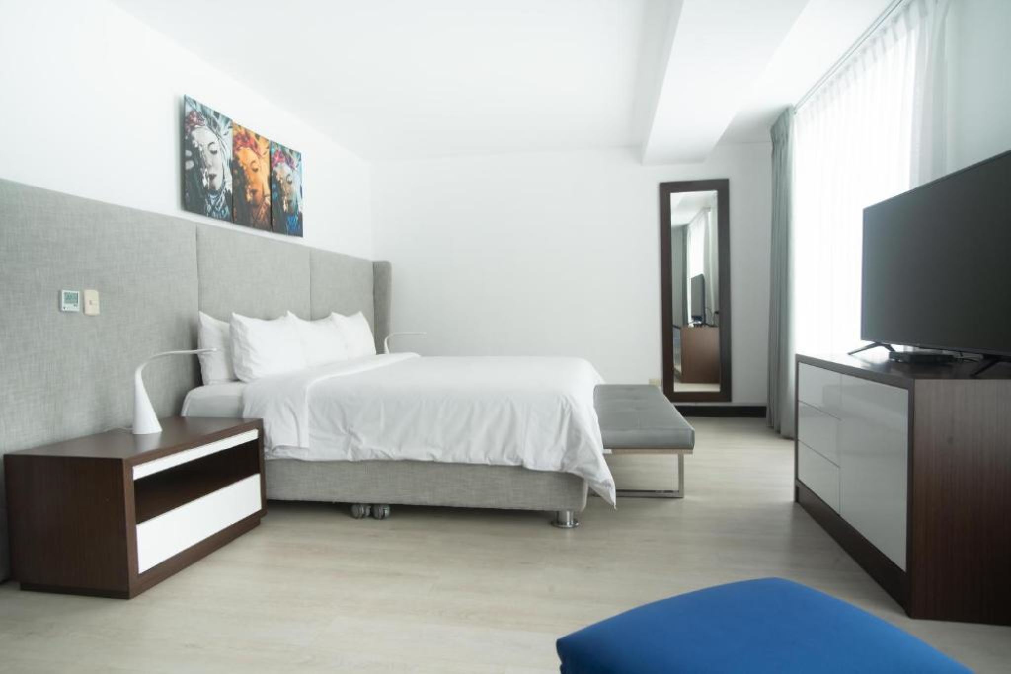 SUITE, KING BED