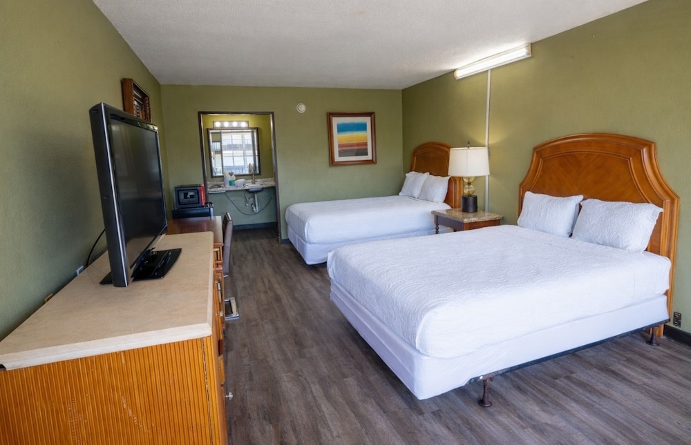 Comfort 2 Queen Beds - Poolside
