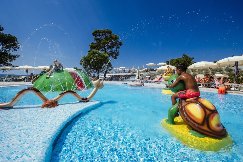 ZATON HOLIDAY RESORT 43/50