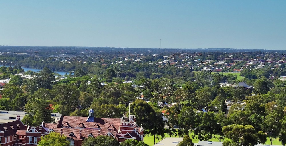 Holiday Inn West Perth 66/70