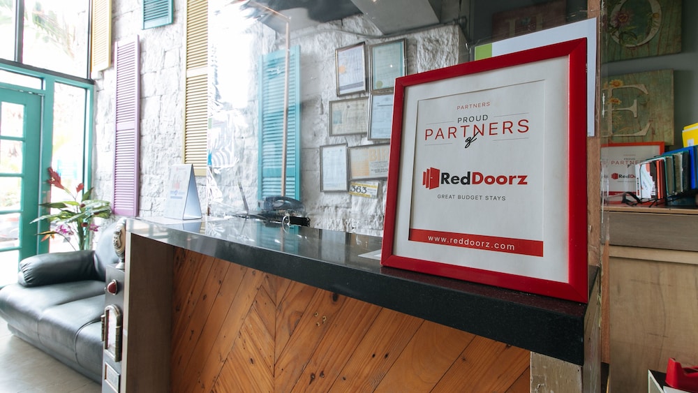 Reddoorz Plus Danlig Street Makati 22/28