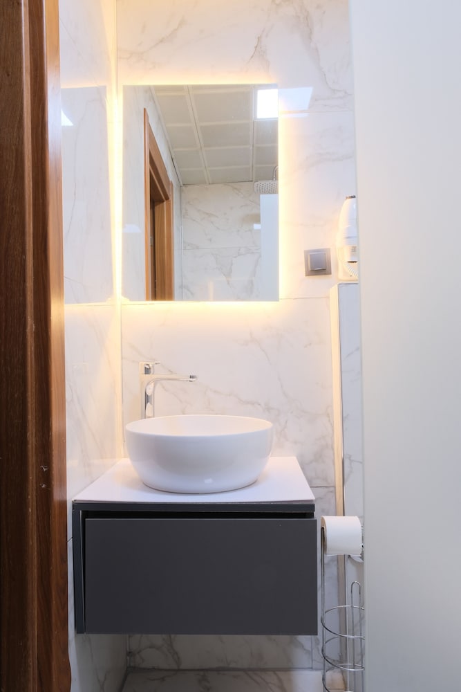 Grand Zara Hotel 46/49