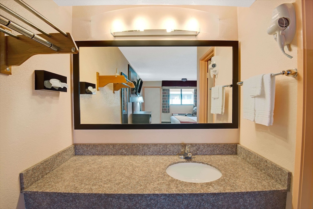 Days Inn By Wyndham Independence 12/45