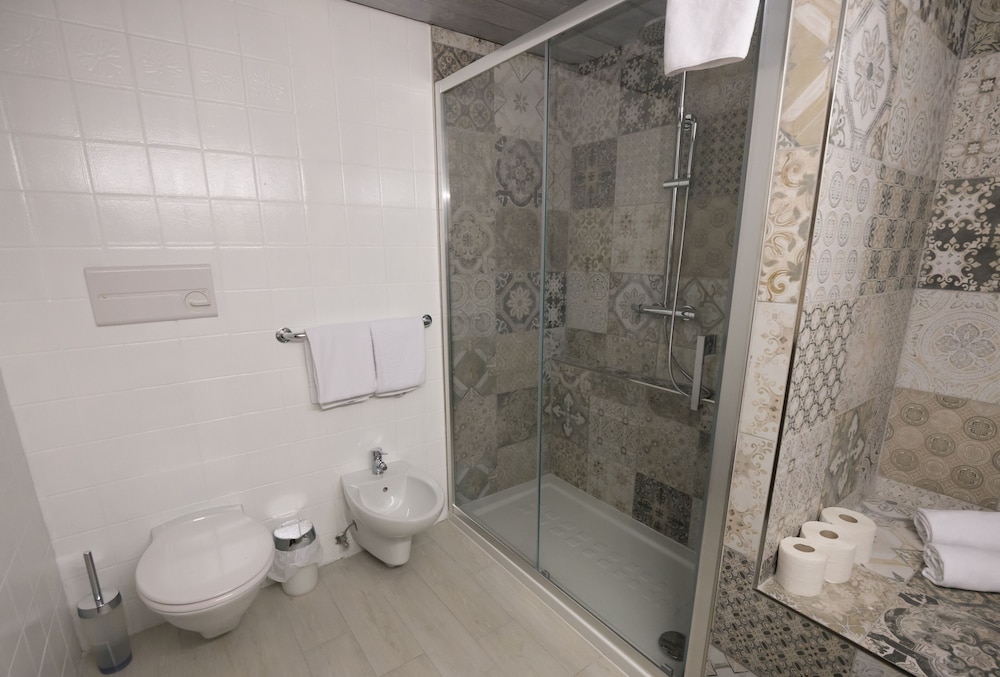 Room, Double Bed, Family Hotel Schloss Rosenegg 7/7
