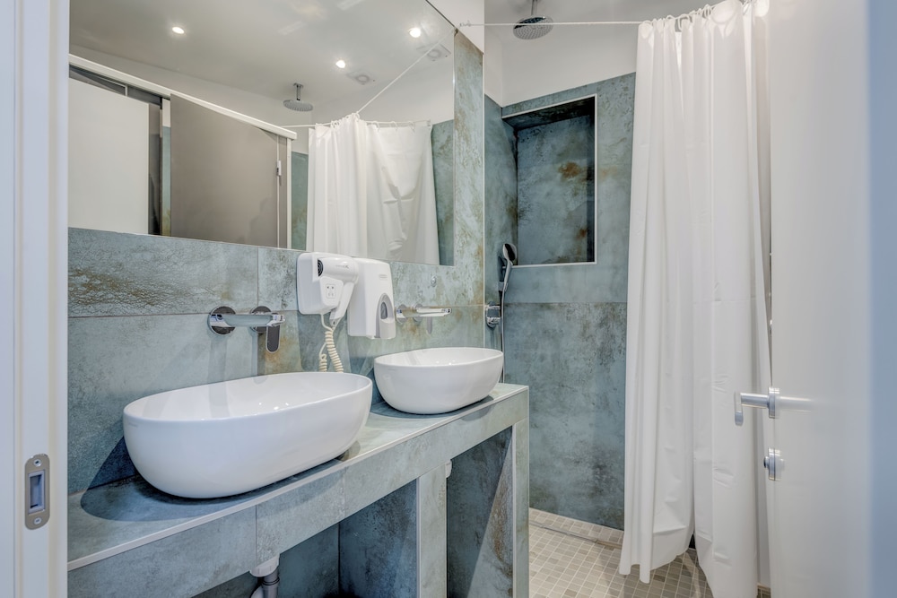 Adriatic Hostel 32/34