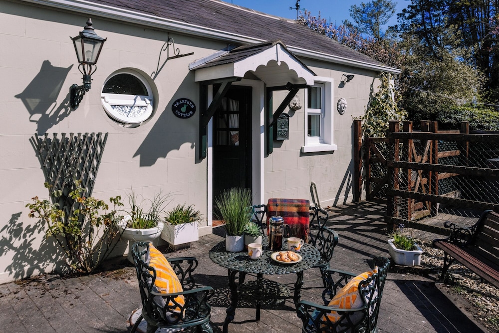 Brookhall Cottages 7/50