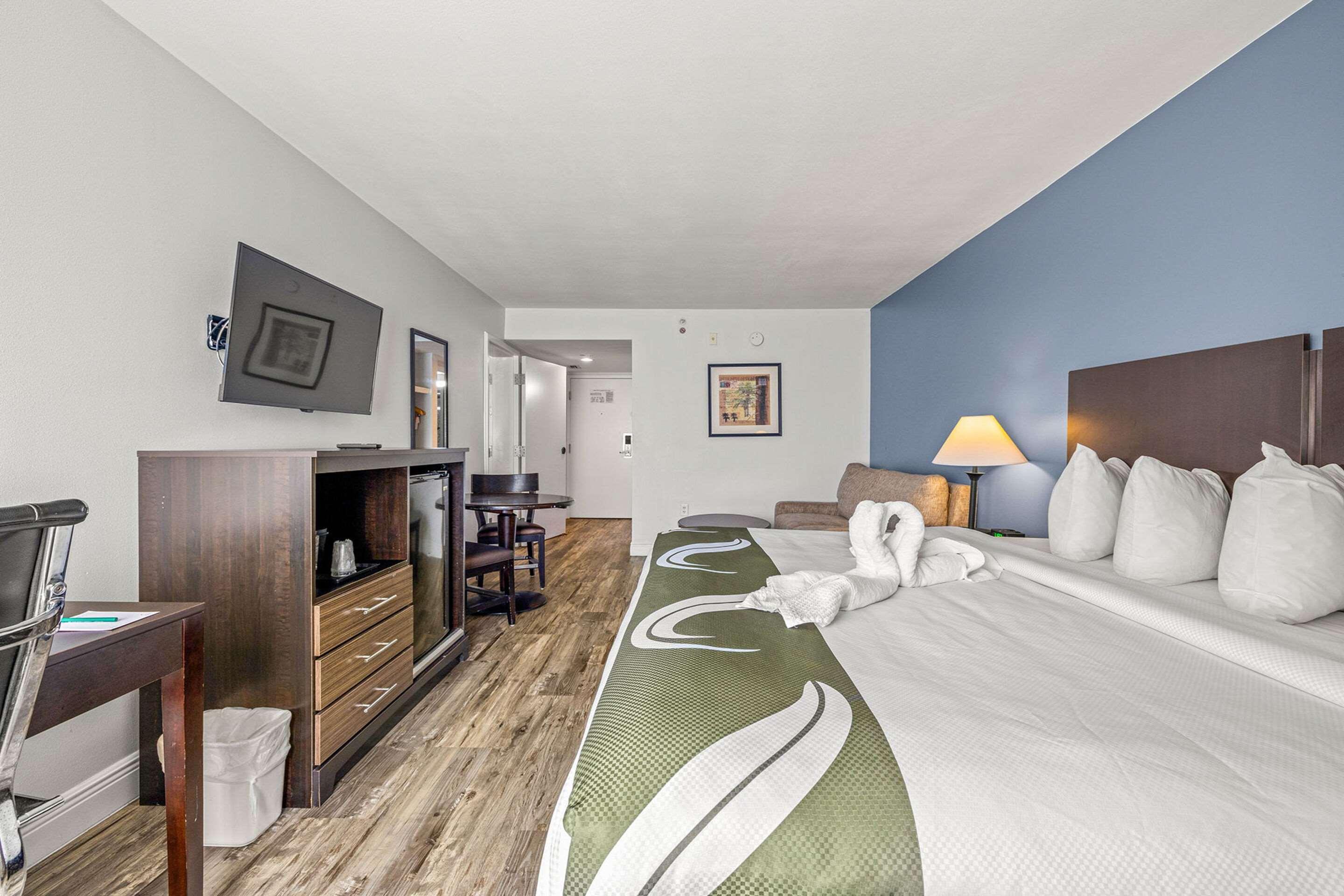 SUITE, KING BED
