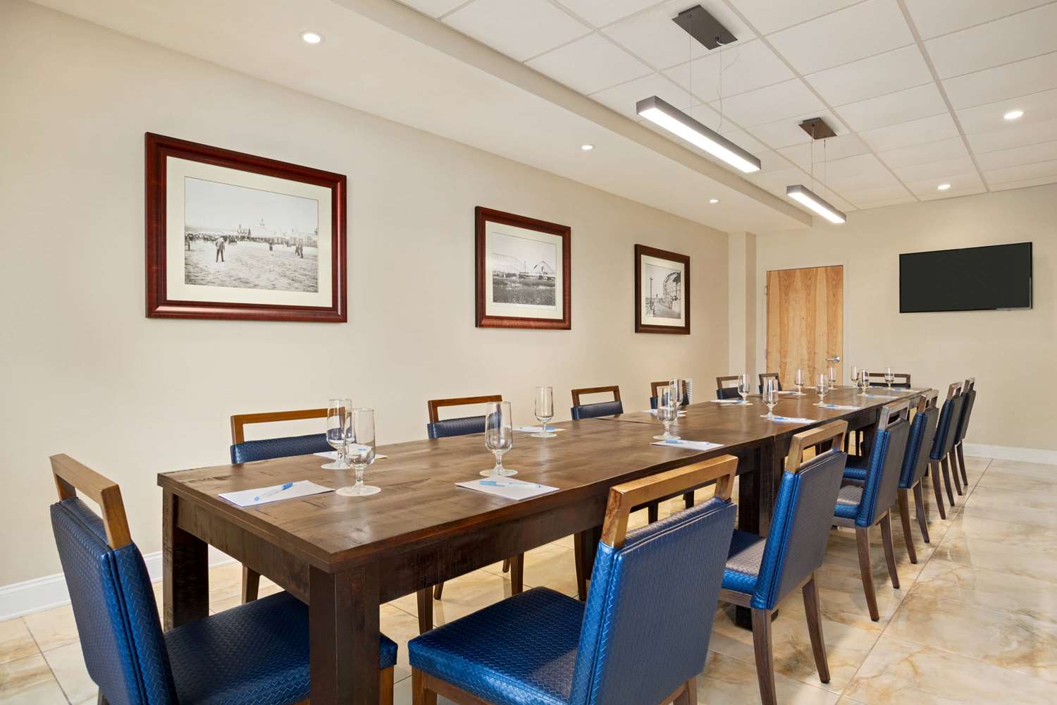 Wyndham Newport Hotel 15/19