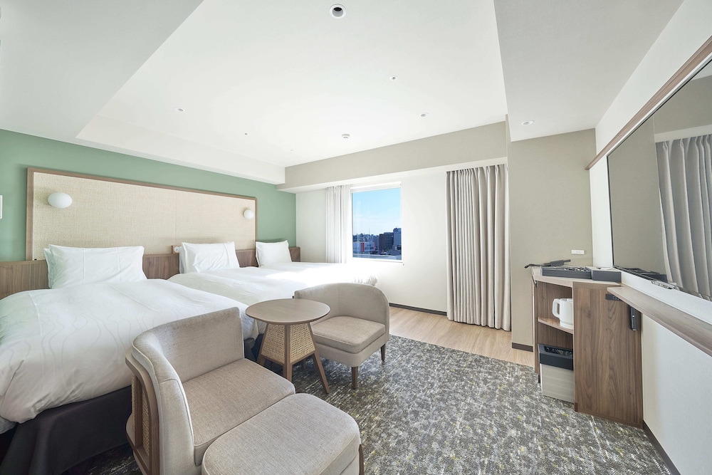 Room, Twin Beds, with Extra Bed, Corner, Keisei Richmond Hotel Tokyo Kinshicho 4/8