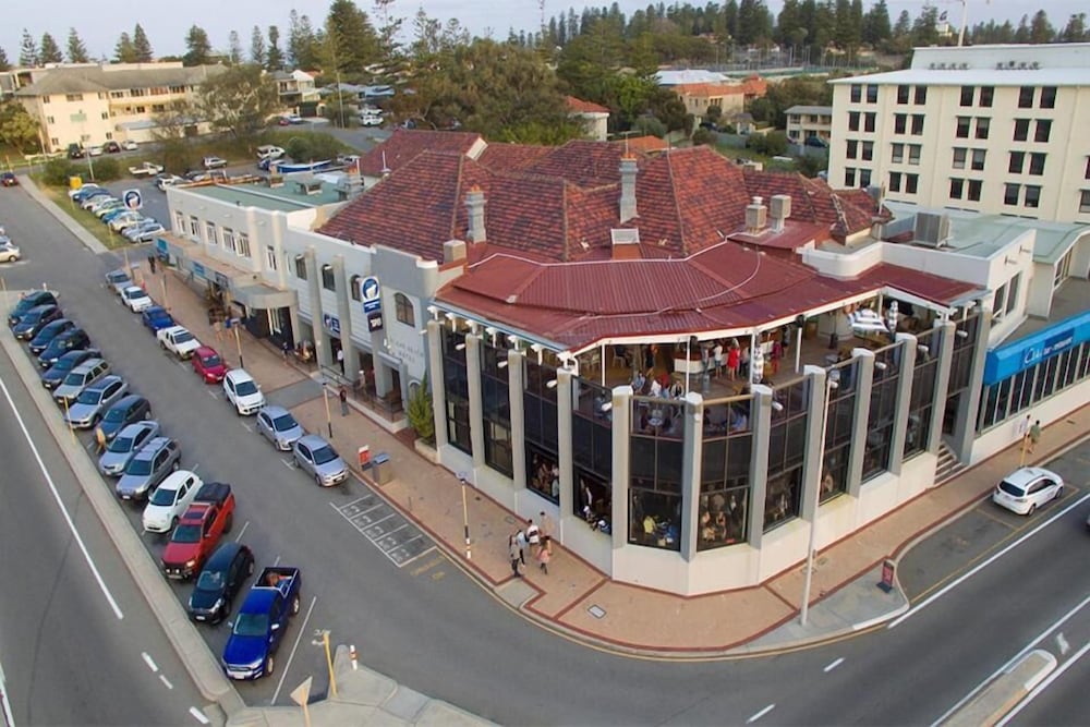 Ocean Beach Hotel 38/45