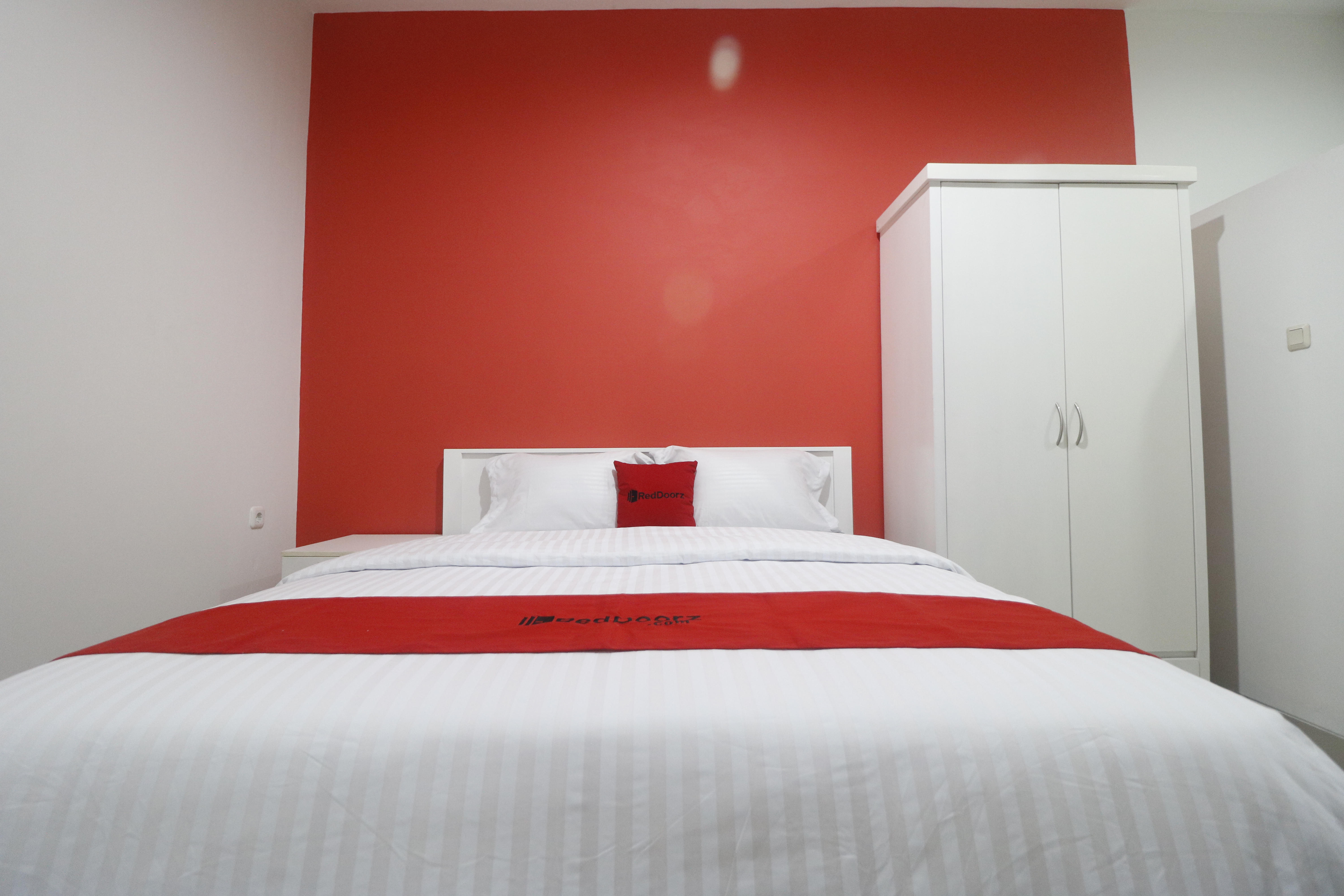RedDoorz Plus near Living Plaza Jababeka 17/35