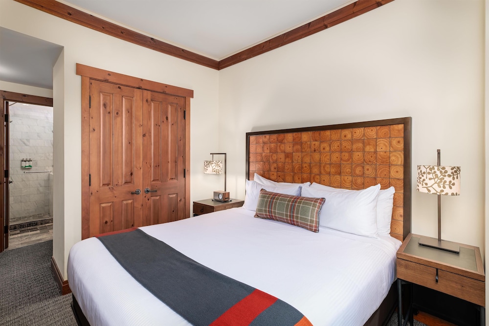 2 Bedrooms, Ridgeline, Suite, 1 King and 2 Double Beds