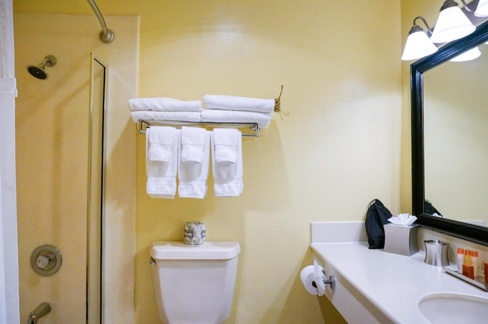 Sand Pebbles Inn 22/34