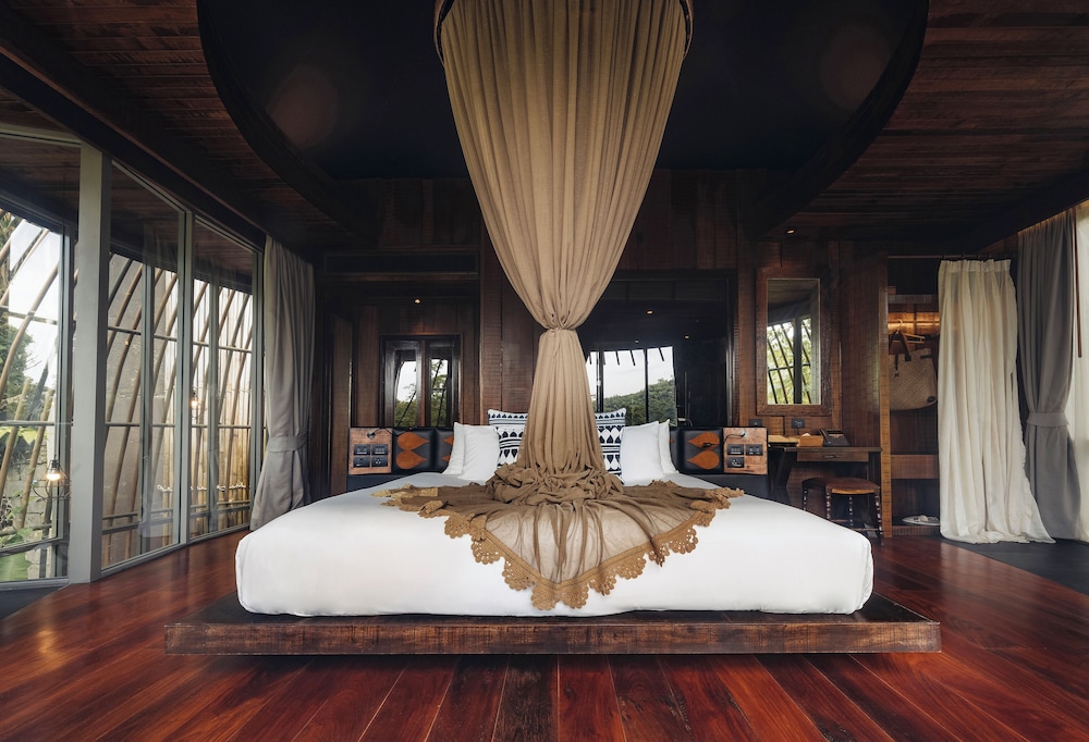 Pool House, Tree, King Bed