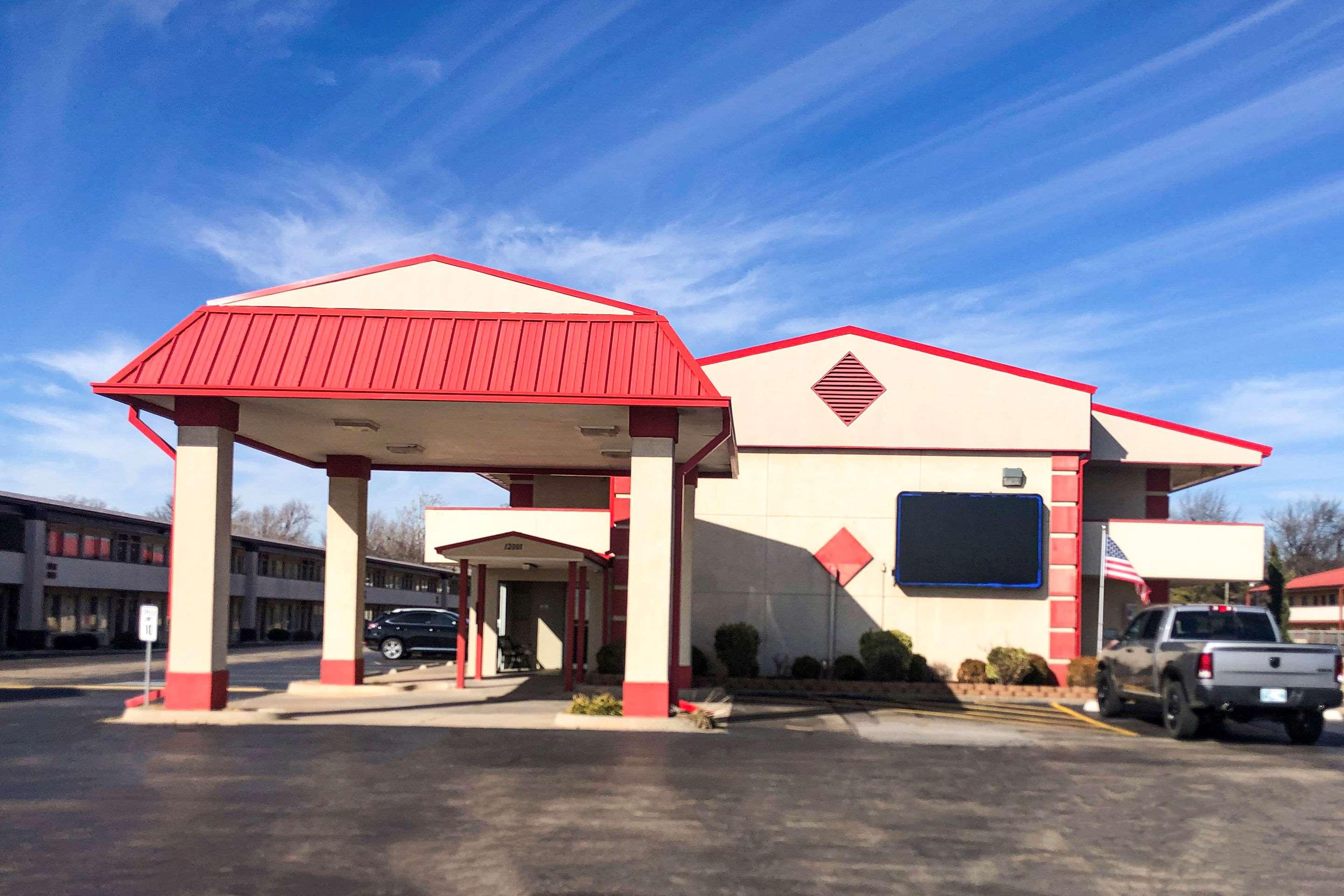 Econo Lodge Oklahoma City Northeast 25/28