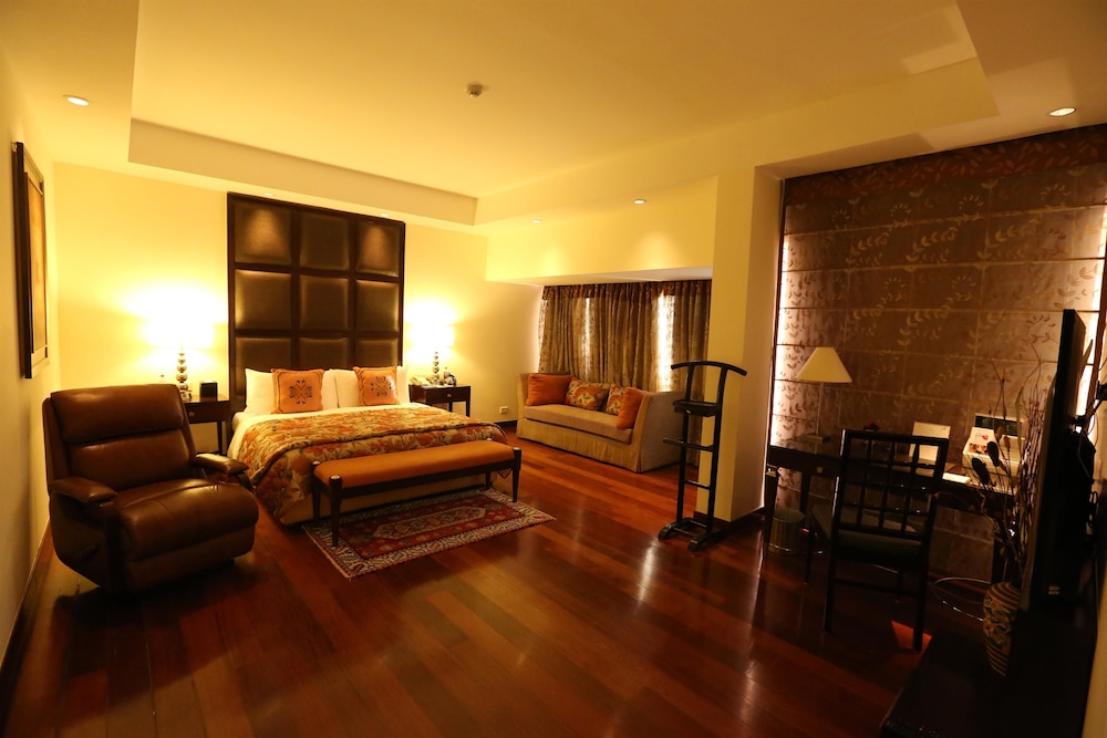The Lalit Ashok 48/76