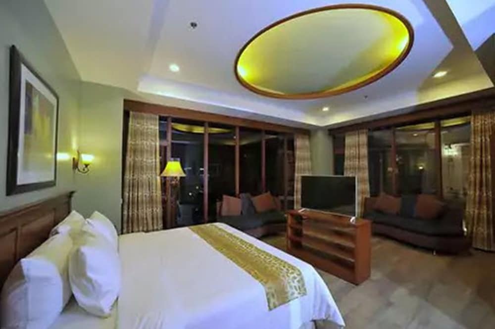 Paragon Hotel And Suites 24/50
