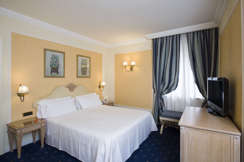 غرفة كلاسيكية بسرير مزدوج، Palazzo Alabardieri 7/10