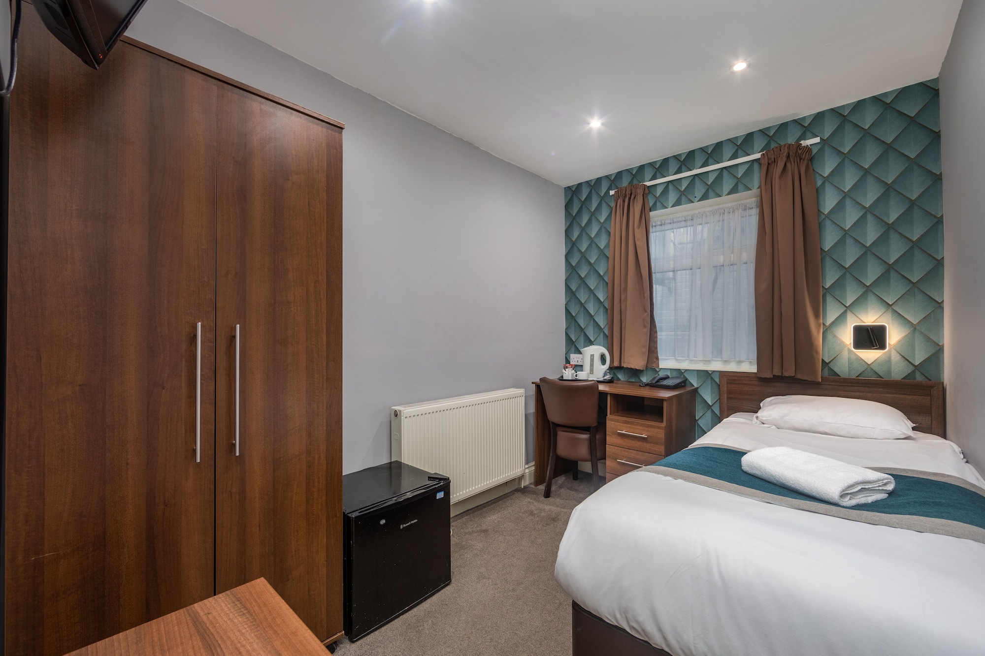ROOM, SINGLE