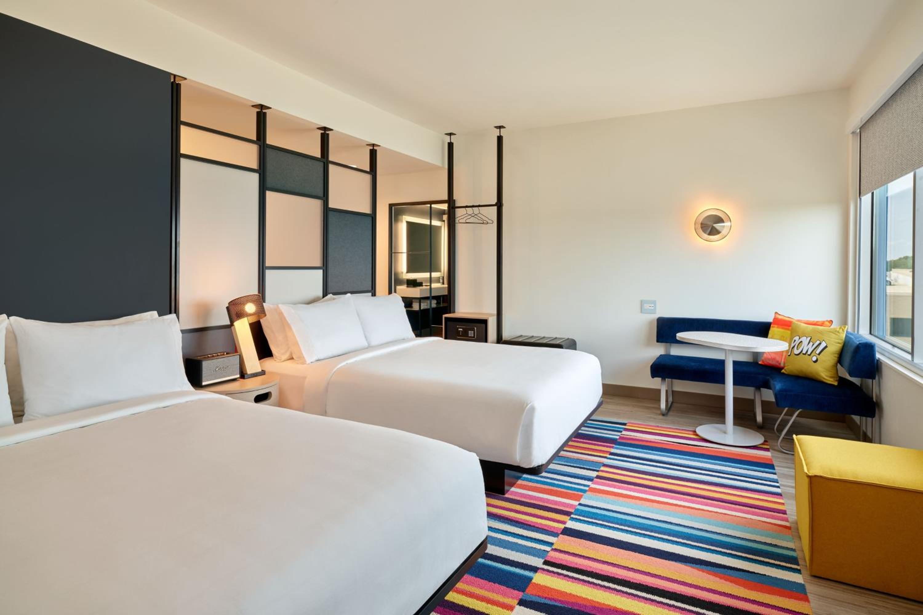 Aloft, Queen Bed