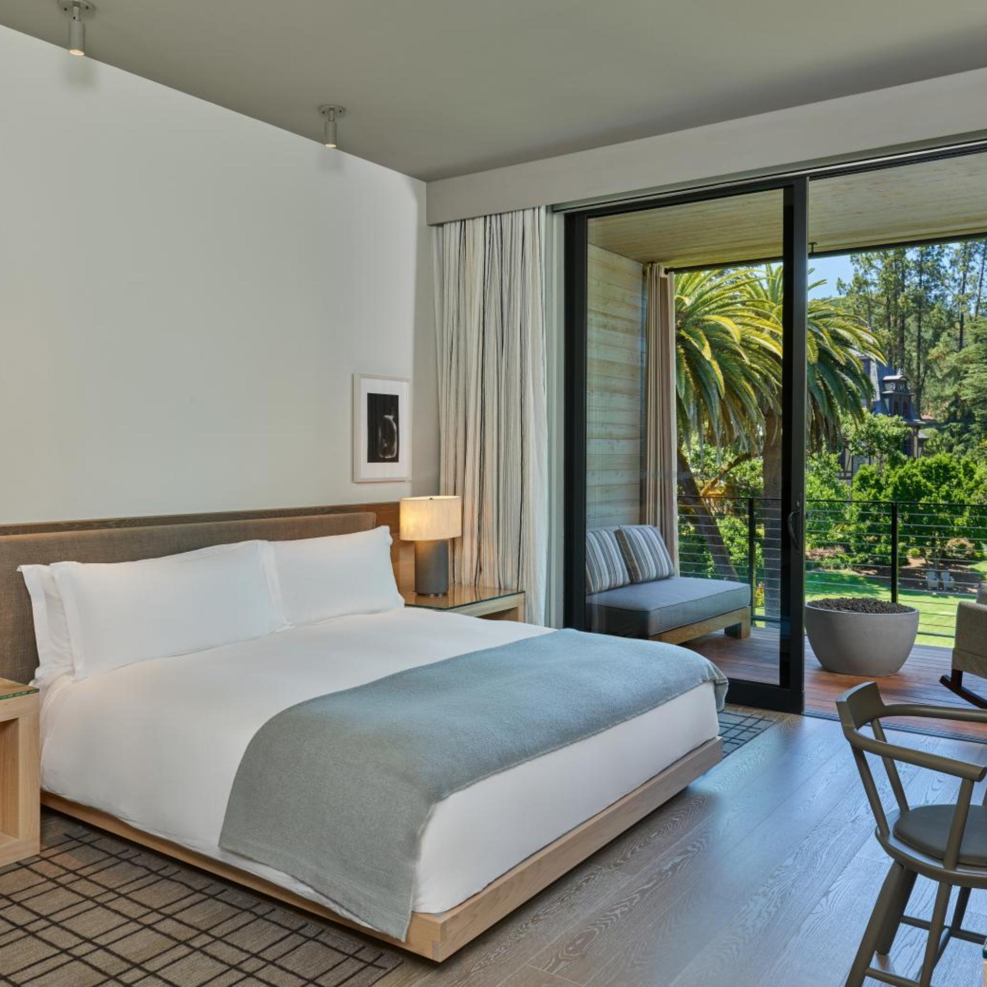 Deluxe, King Bed, Street Side View, Accessible