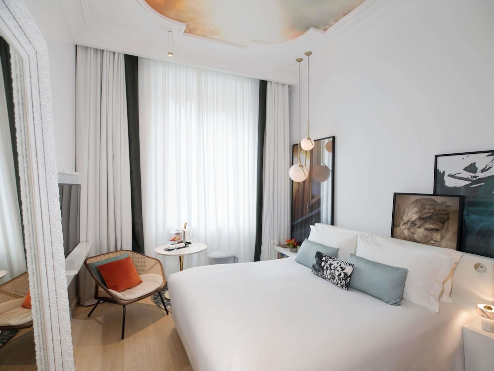 LUXURY, QUEEN BED