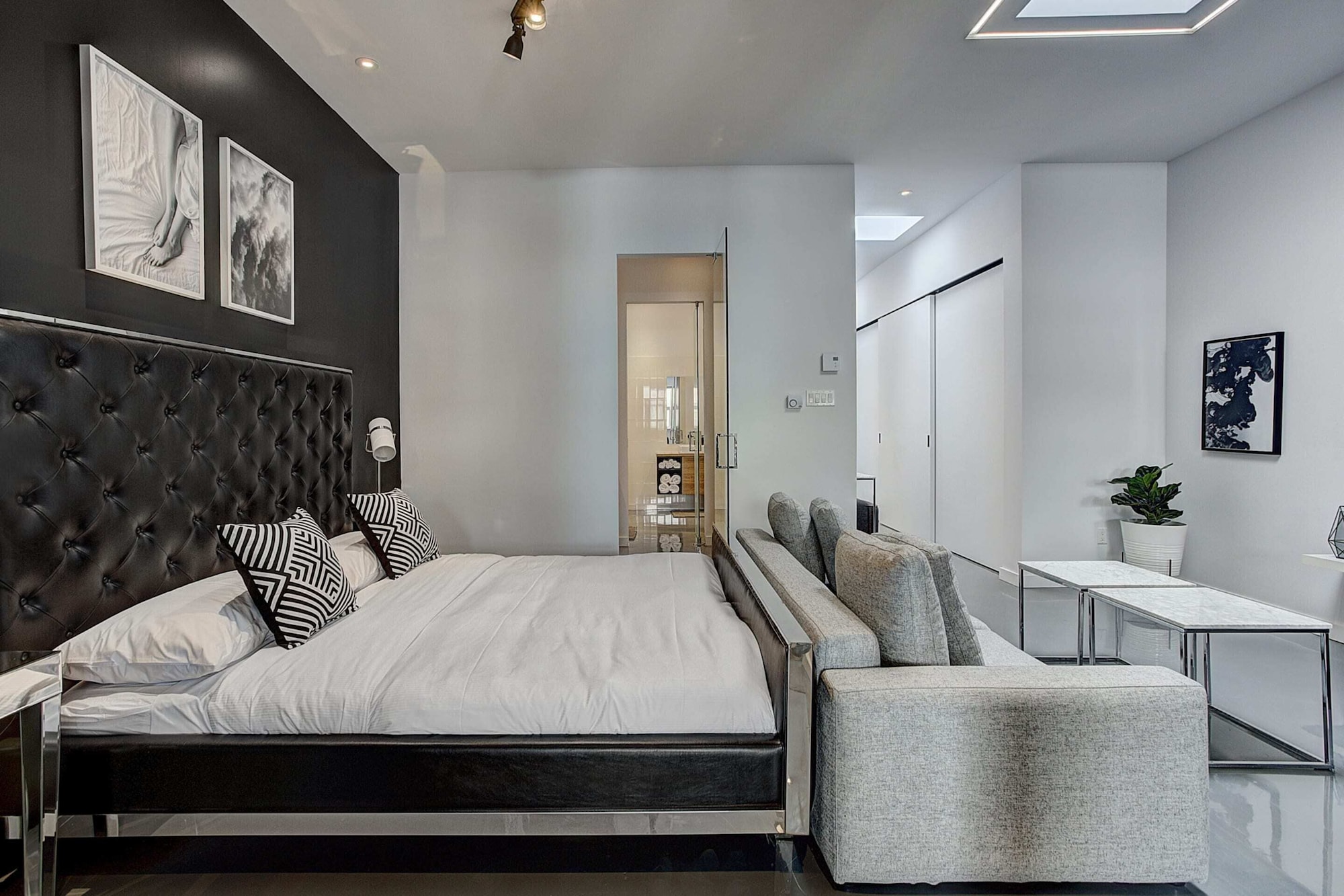 ROOM, DOUBLE BED