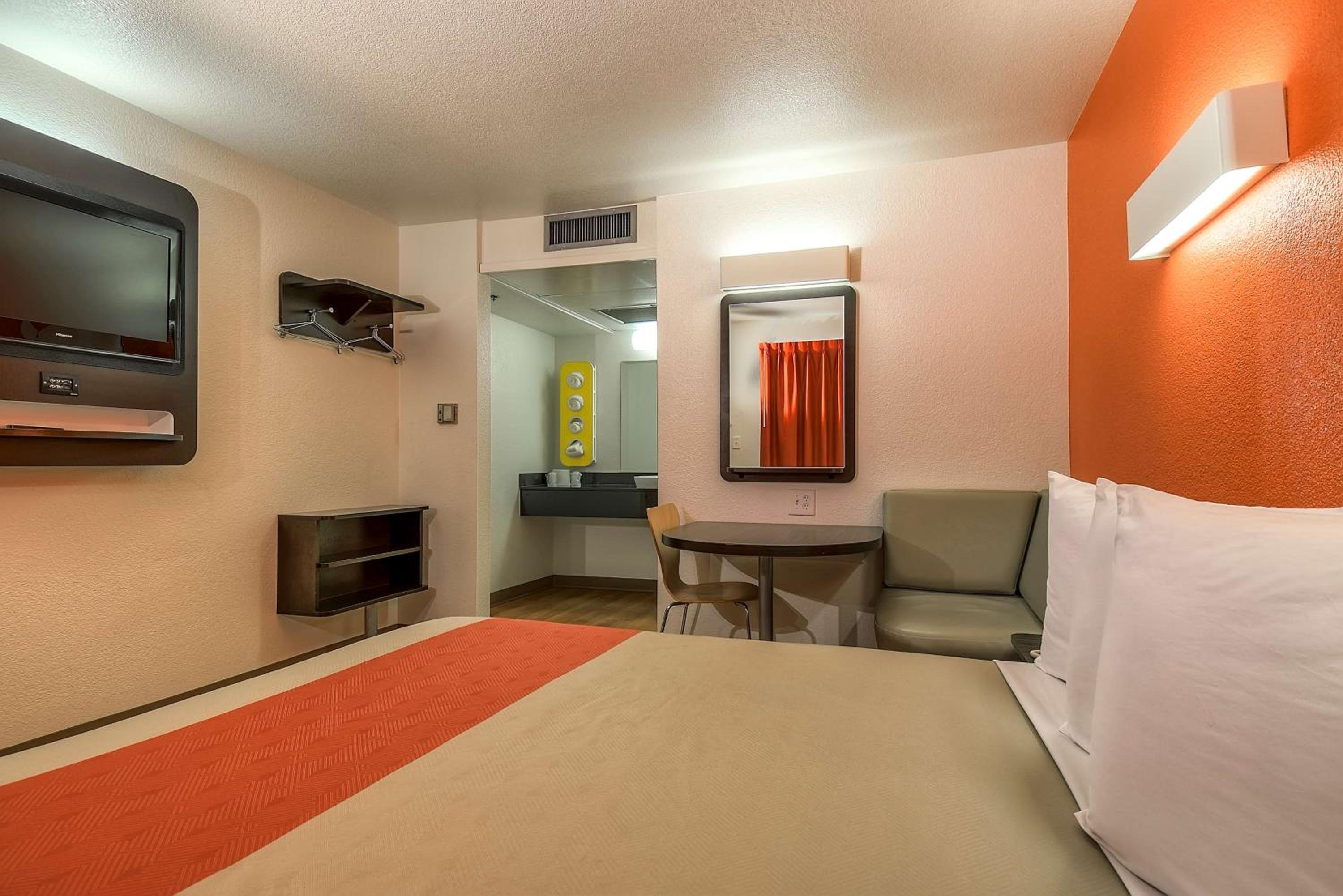 غرفة بسرير كوين، Motel6 Carlsbad, CA Beach 5/10