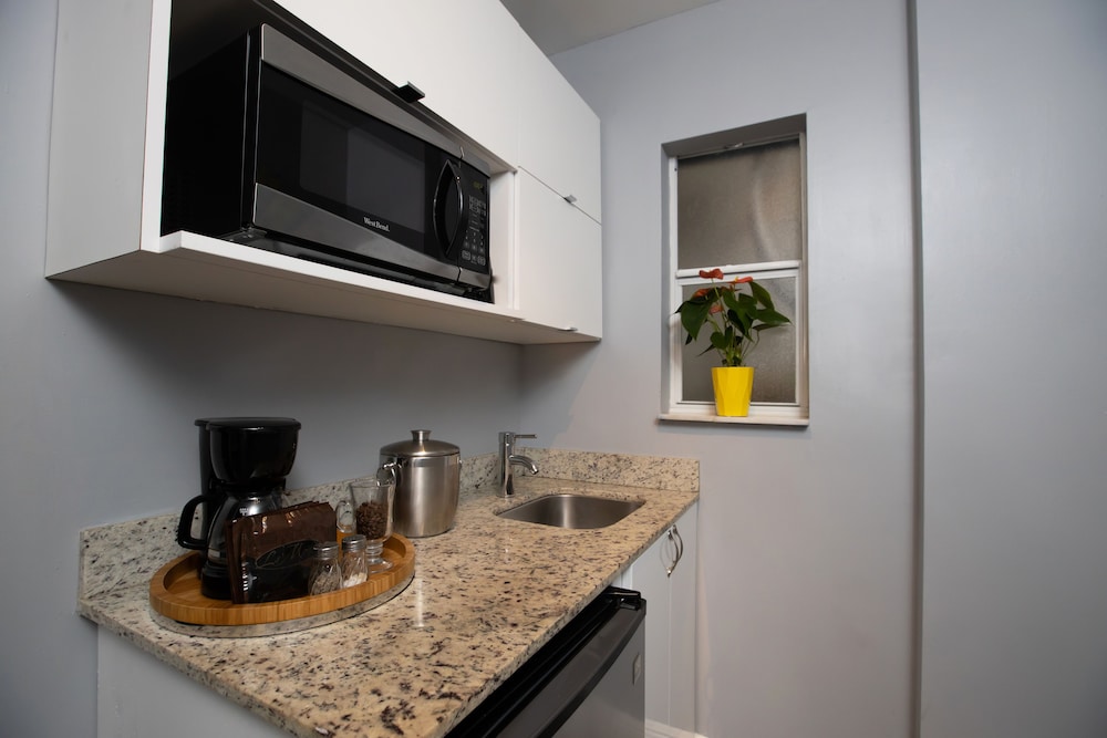 Hollywood Beach Suites Hostel Hotel 56/75