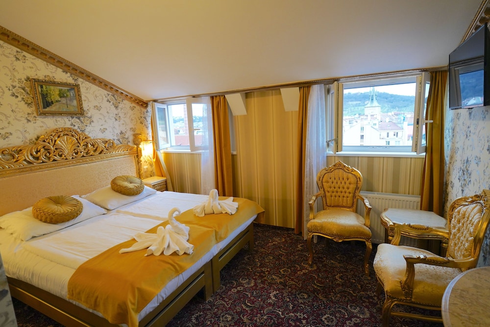 ROYAL, DOUBLE OR TWIN BED