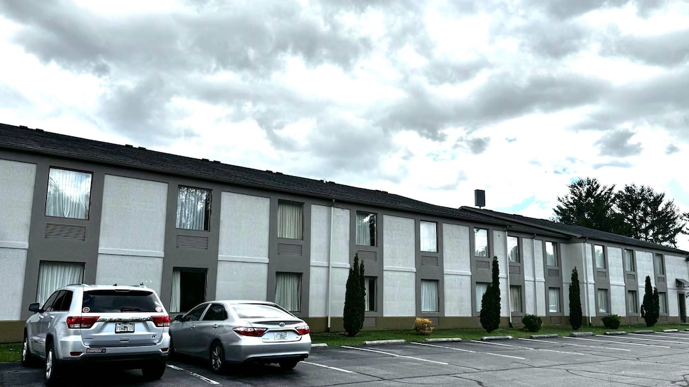 Deluxe Inn Wytheville 35/39