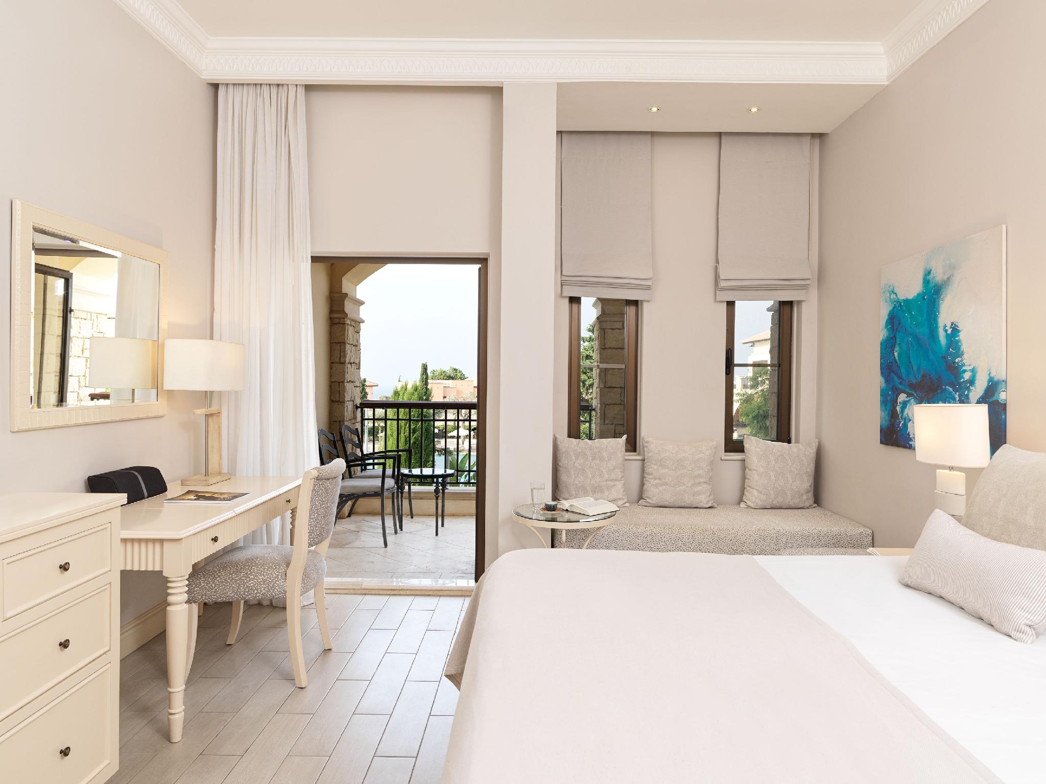 Deluxe, 1 King and 1 Single Beds, Garden or Pool View