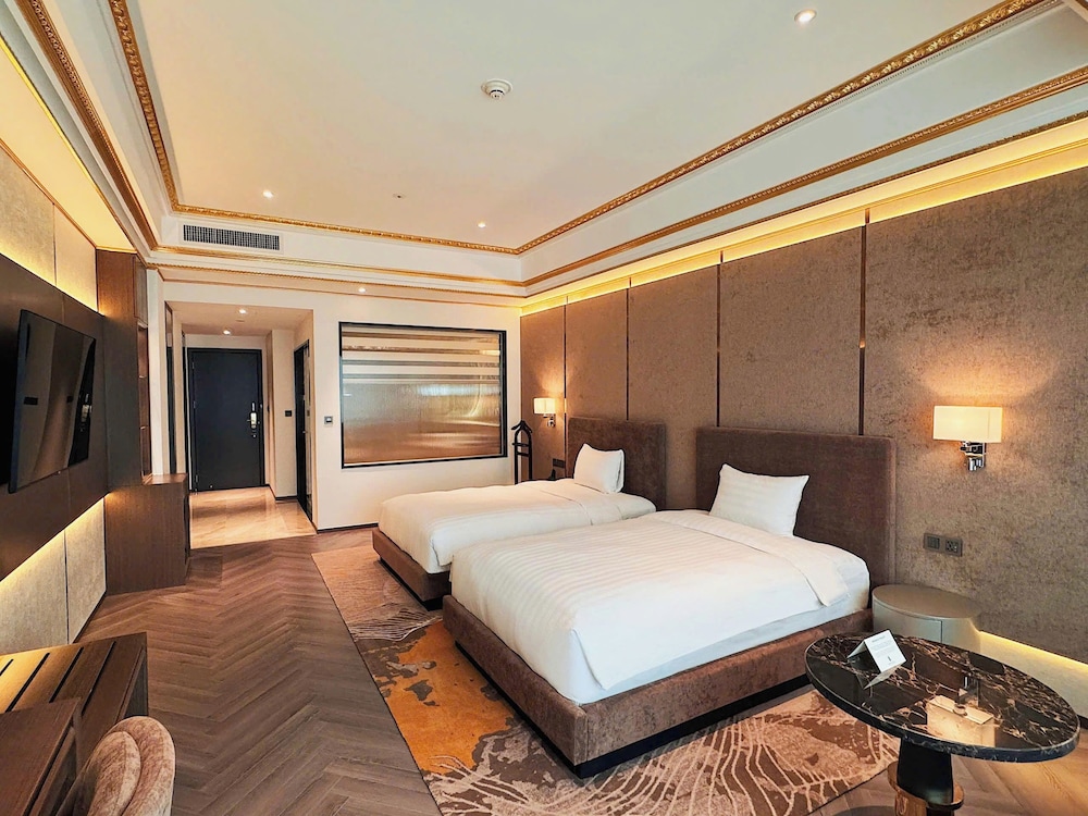 GRAND, TWIN BEDS