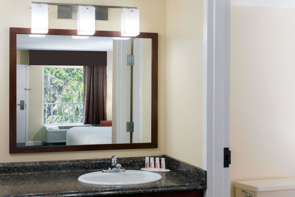 Days Inn by Wyndham Port Charlotte/Punta Gorda 33/50