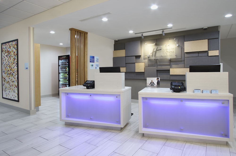 Holiday Inn Express & Suites Lake Charles South Casino Area 8/55