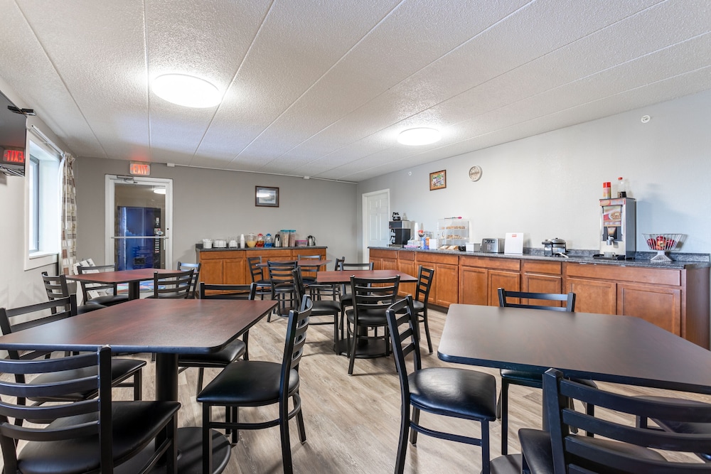 FairBridge Inn Express Monroe City 21/28
