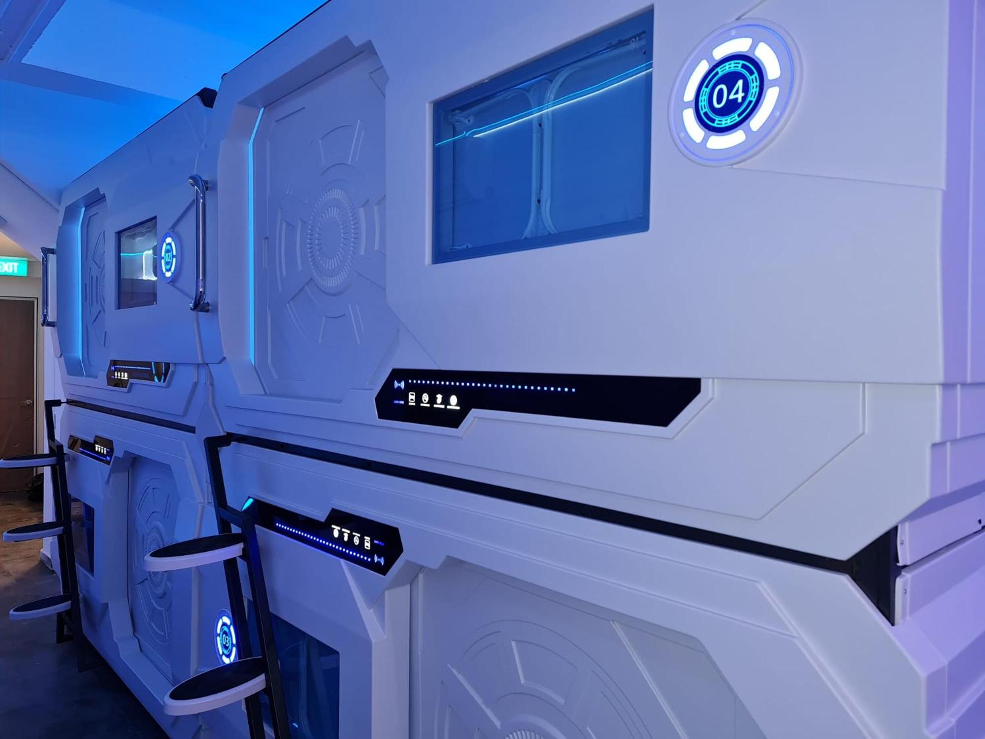 Capsule, Queen Bed