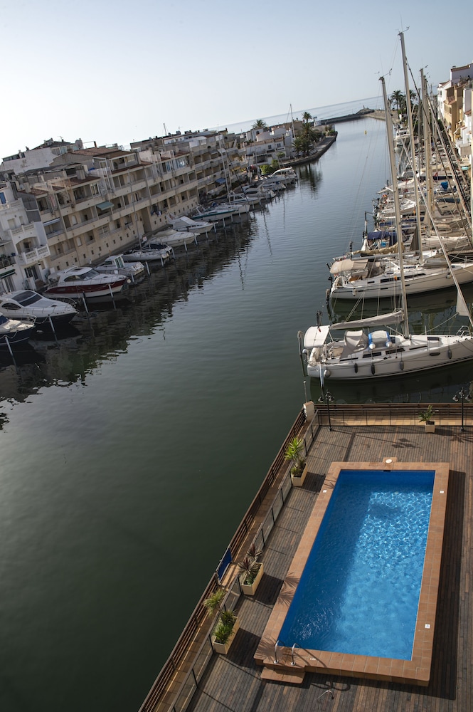 P And V Empuriabrava Marina 43/45