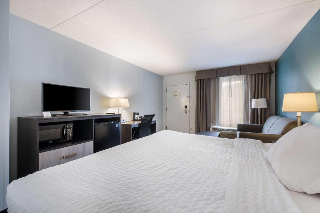 غرفة بسرير كينج مع أريكة، Clarion Inn Cleveland near University 5/10