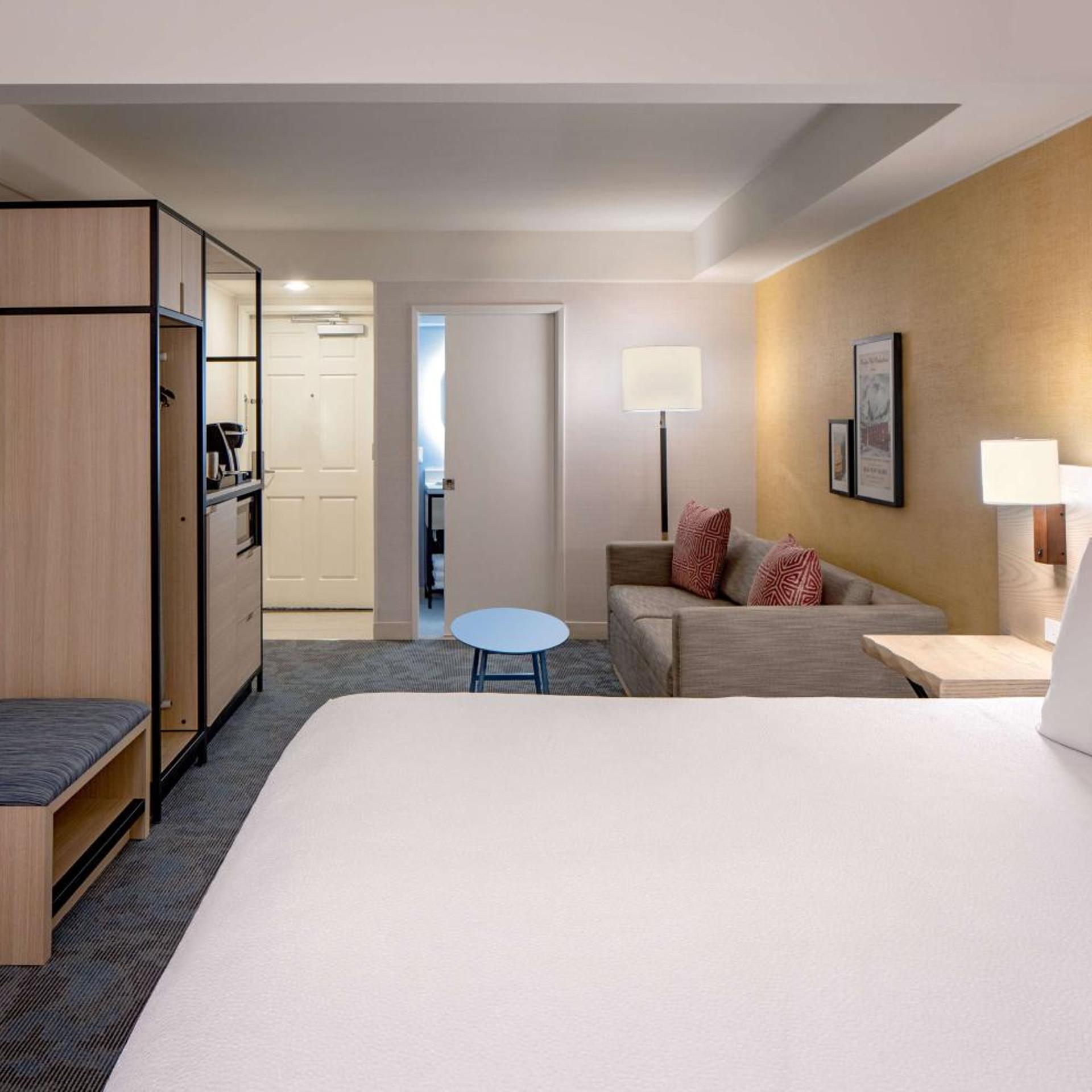 غرفة بسرير كينج مع أريكة، Hilton Garden Inn Dana Point Doheny Beach 3/6
