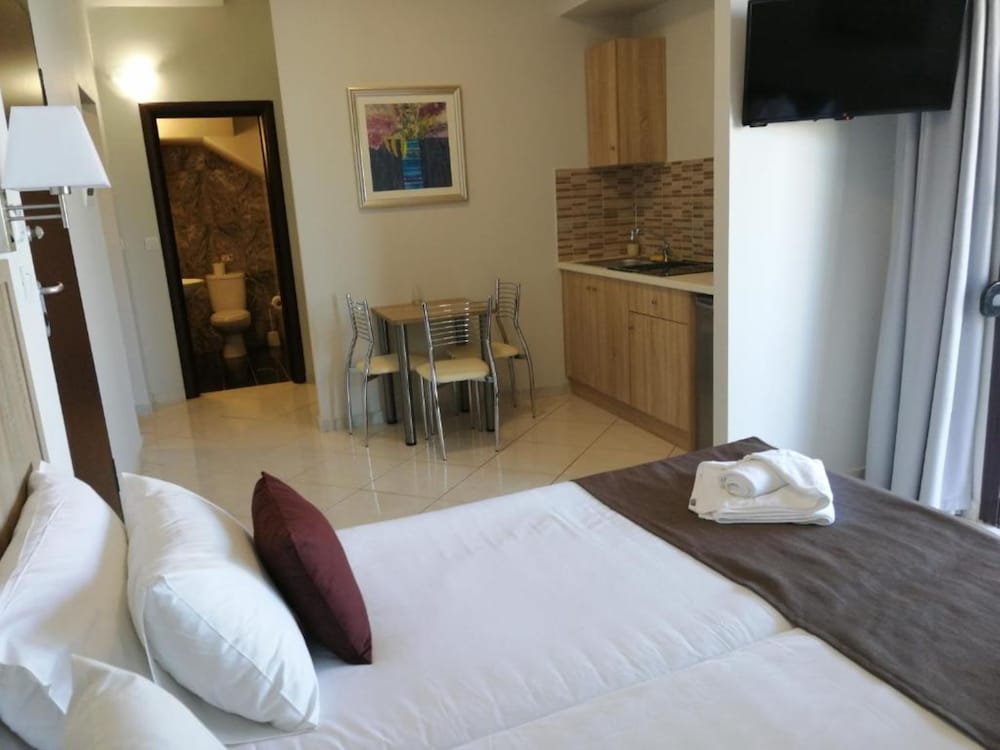 Carisa Suites and Apartments 11/50